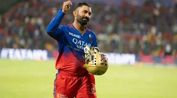 Dinesh Karthik Retired from IPL RCB Kohli emotional hug video Tamil News 