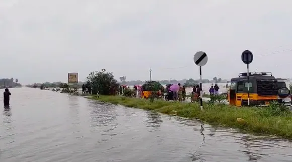 விடிய விடிய மழை... தத்தளிக்கும் நெல்லை, மிதக்கும் தூத்துக்குடி - வீடியோ காட்சிகள்!