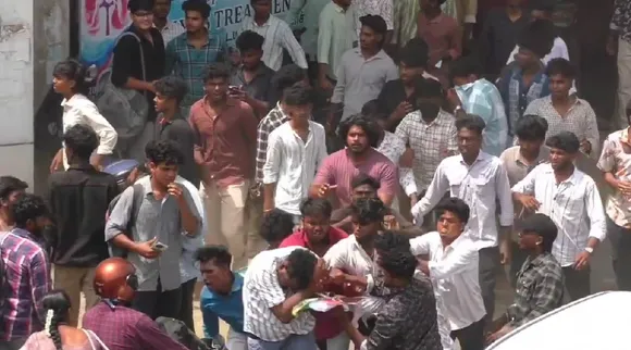 Maduravoyal college students attack Fellow student middle of the road Tamil News
