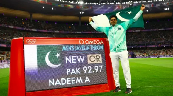 Arshad Nadeem wins Pakistans 1st Olympics medal in 32 years Who is javelin thrower who edged past Neeraj Chopra Tamil News 