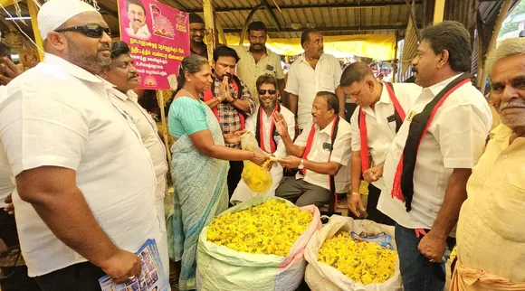 பொள்ளாச்சி: தி.மு.க வேட்பாளருக்கு பூ விற்பனை செய்து வாக்கு சேகரிப்பு