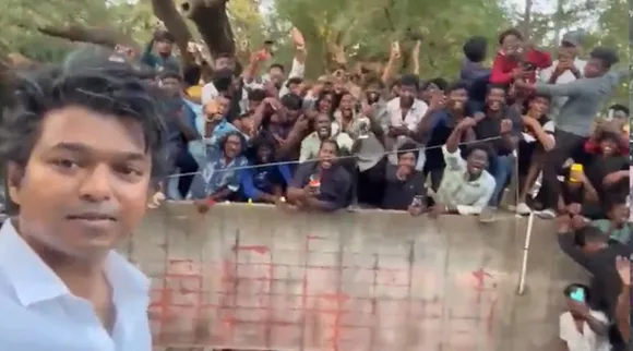 ரசிகர்கள் வெள்ளத்தில் முதல் முறையாக 'அரசியல் தலைவர்' விஜய்: செல்ஃபி எடுத்து கொண்டாட்டம்