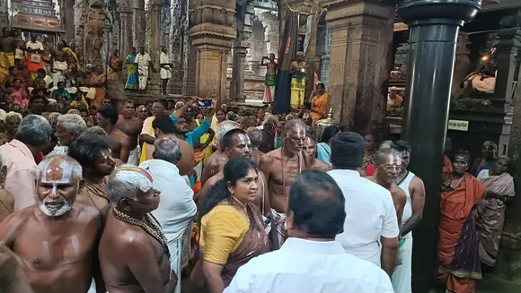 ஸ்ரீரங்கம் கோவிலில் திருமால் அடியார்கள் போராட்டம்; பாட்டு பாடி பஜனை பாடினர்