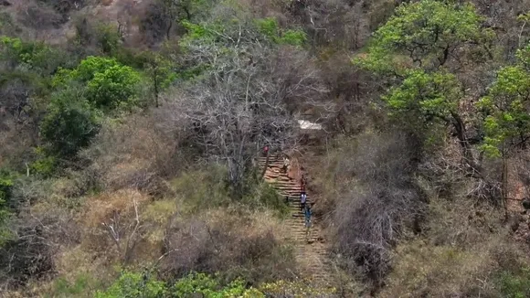 வெள்ளியங்கிரி மலையில் குவிந்த பக்தர்கள்- ட்ரோன் மூலம் வனத்துறை தீவிர கண்காணிப்பு