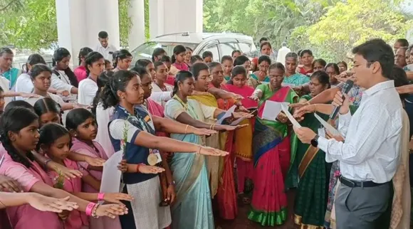 சர்வதேச பெண் குழந்தைகள் தினக் கொண்டாட்டம்: கோவையில் பள்ளி மாணவிகள் உறுதிமொழி ஏற்பு