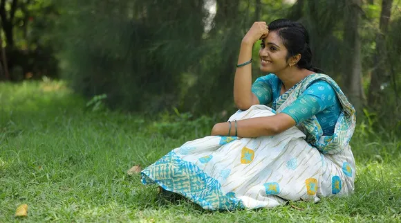 கல் குவியலின் நடுவே சிகப்பு ரோஜா... நடிகை சுனிதா ரீசன்ட் க்ளிக்ஸ்