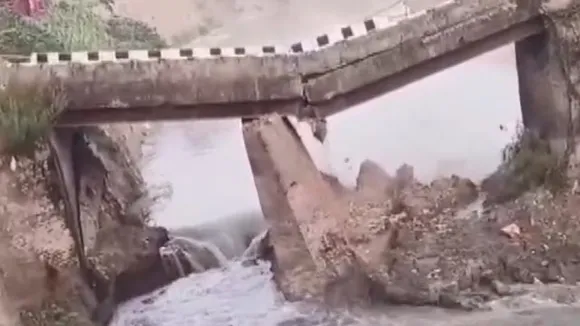 4 days after bridge collapse in Araria another bridge crumbles in Bihar this time in Siwan
