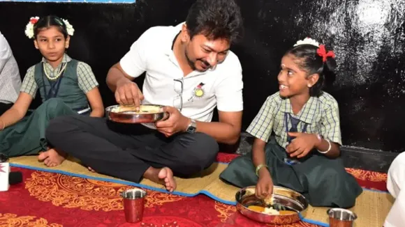 Udhayanidhi sat and dined with the students in the style of M K Stalin