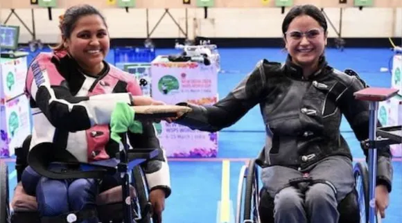 Avani Lekhara wins gold Mona Agarwal claims bronze in 10m air rifle final Paris Paralympics 2024 shooting Tamil News 