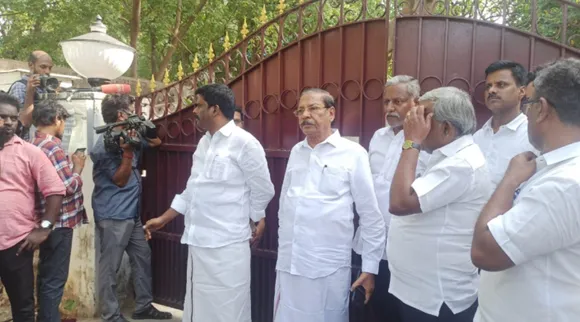 Fact Check on DMK RS Bharathi waiting in front of the NDA leaders House door for alliance talk Tamil News 