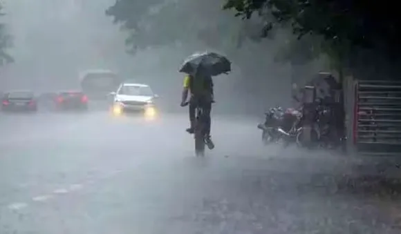 ചക്രവാതച്ചുഴി; കേരളത്തിൽ  ഇടിമിന്നലോടുകൂടിയ മഴയ്ക്ക് സാധ്യത,ശനിയാഴ്ച അഞ്ച് ജില്ലകളിൽ യെല്ലോ അലേർട്ട്