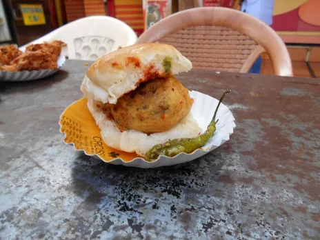 top 10 vada pav places in Mumbai