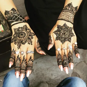 Henna artists in Delhi 