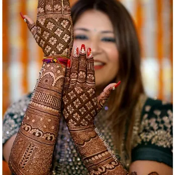 Mehndi and Tattoo Artist Services at best price in Delhi | ID: 20766059091