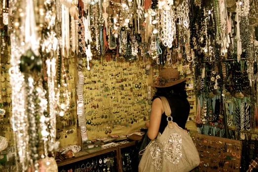Get your hands on the Junk jewellery in Mumbai at these markets