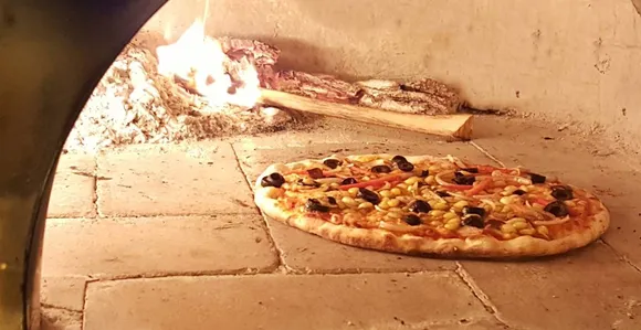 wood-fired pizza delivery in Mumbai