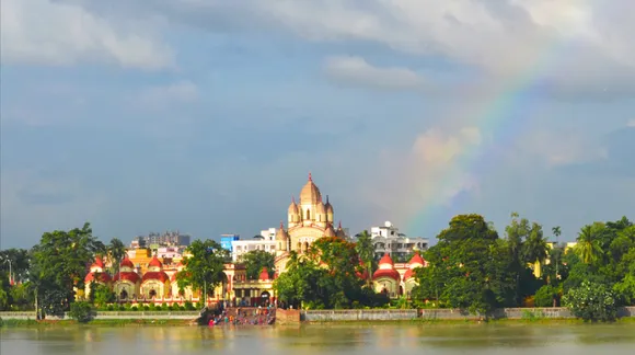On the quest to achieve sanctity and spirituality? Head to these famous temples in Kolkata!