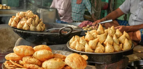 What to eat in Varanasi? Check this list and explore the foodie side of the city!