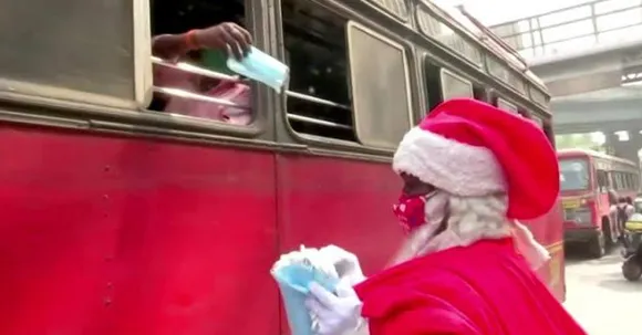 A man dressed up as Santa Claus to spread awareness; distributed masks and sanitizers in Mumbai!