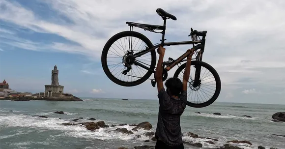 Traveller Aman Singh is cycling across India to cherish every moment that comes his way!