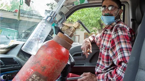 Srinagar's Manzoor Ahmed living on oxygen support himself provides oxygen cylinders to those in need!