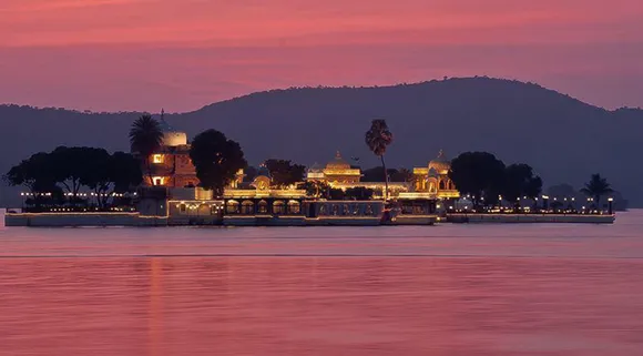 Dine With The View! Visit These Best Lake View Restaurants in Udaipur!