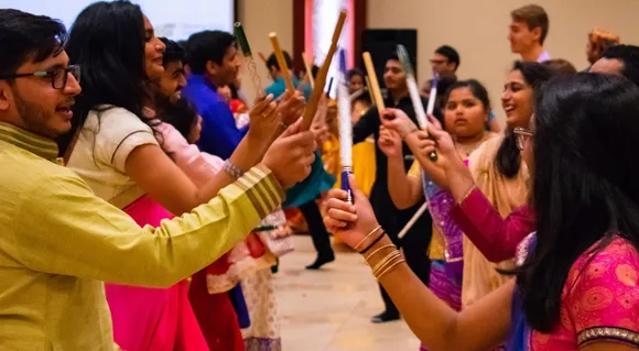 Check these online Garba Classes and dance your heart out this Navratri!