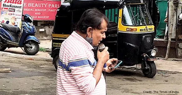 Singer from West Bengal, who lives in Pune, sings on the roadside to earn livelihood amidst pandemic!