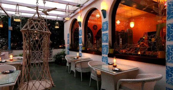 Check out these eateries in Delhi perfect to enjoy a meal on a rainy day.