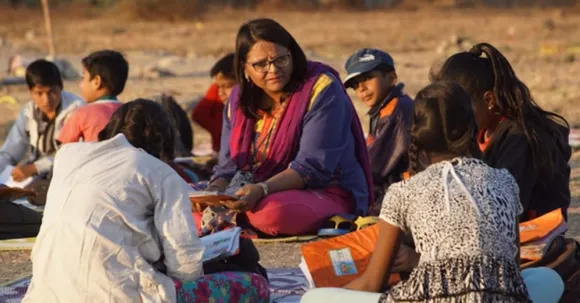 Meet professor Dr.Lalita Sharma, who has tutored over 5,000 slum kids in public gardens for over a decade!