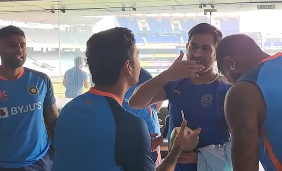 'Din ban gaya dekh ke'- MS Dhoni's surprise visit to Team India at practice sends Twitter into frenzy