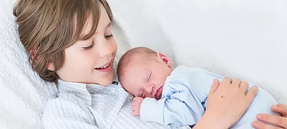 Ways of involving the elder sibling in the care of the newborn | EvyBaby.com