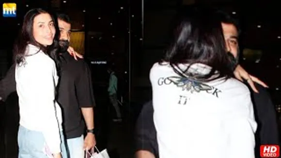 Pavitra Punia Gives A Tight Close HUG To Her Lover Eijaz Khan In Public Passage Of Airport