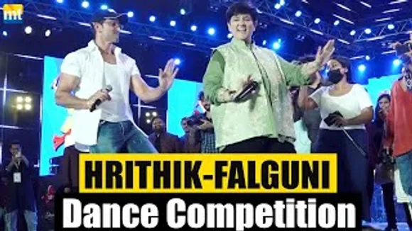 Hrithik Roshan does the famous Hookstep of Ek Pal Ka Jeena with Falguni Pathak at Dandiya Raas