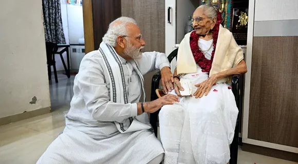 PM Narendra Modi's Mother Heeraben Modi Passes Away at 100; Bollywood Celebs Mourn Her Loss —