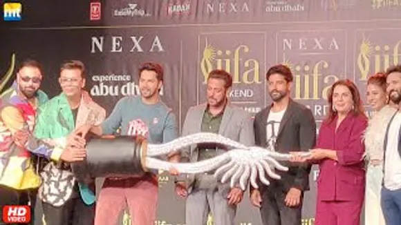 Salman Khan's Hilarious moments with IIFA's BIG TROPHY 🏆 Varun Dhawan, Farhan Akhtar