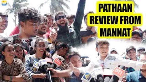 1000 Cr Shah Rukh Khan Film PATHAAN TV Premiere | Crazy Fans Review At Mannat