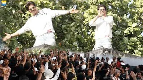 Shah Rukh Khan does Signature pose for Fans as they gather for Pathaan TV promo shoot at Mannat