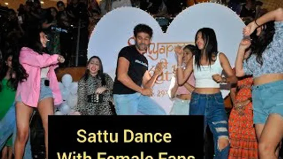 Kartik Aaryan Dances With Girl Fans At Satyaprem Ki Katha Event