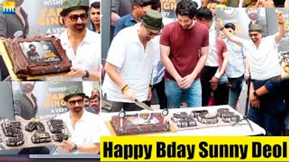 Sunny Deol's Birthday Gadar 2 525 Crore's Cake Cutting with Sons Rajveer Deol-Karan Deol & Paps