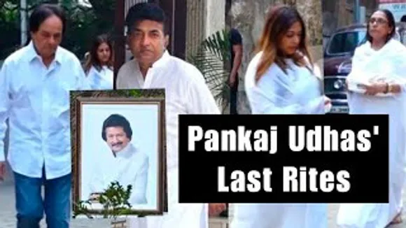 Pankaj Udhas' Brother Manhar Udhas and Family Members At The Last Rites At His Home