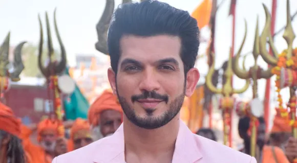 Arjun Bijlani Says He Owes His 20-Year Career To His Fans; Meets Senior Citizen Fans Who Flew From Gujrat