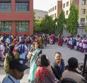 बम की अफवाह के बाद दिल्ली सरकार ने स्कूलों को जारी की एडवाइजरी