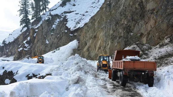 Mughal road blocked due to snowfall, heavy rains in Jammu