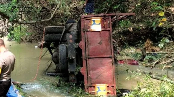 Truck plunges into river Truck Accident