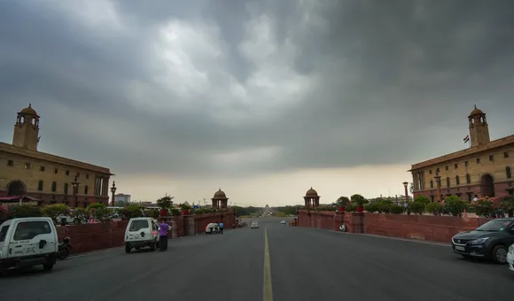 Delhi records minimum temperature of 26.9 deg C, light rain likely during day