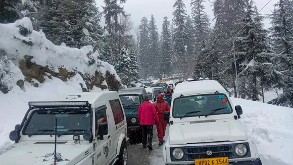 Himachal: MeT predicts heavy snowfall, 4 NH among 485 roads blocked