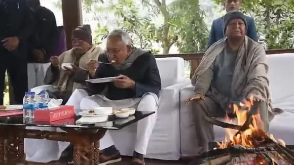 Nitish Kumar attends Lalu Prasad's Makar Sankranti feast