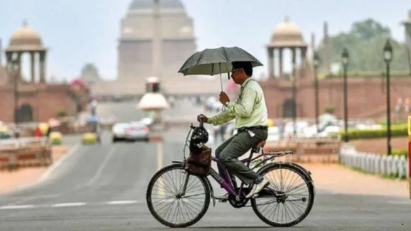 Delhi records minimum temperature of 27.6 deg C; light rain likely