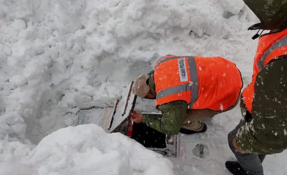 Four vehicles buried under snow after avalanche near Zojila pass; all rescued